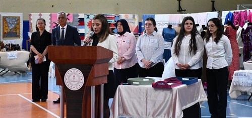 Kaymakamımız Sayın Betül BÜYÜKKILIÇ, Halk Eğitim Merkezimizce Düzenlenen Yıl Sonu Sergisine Katıldı.