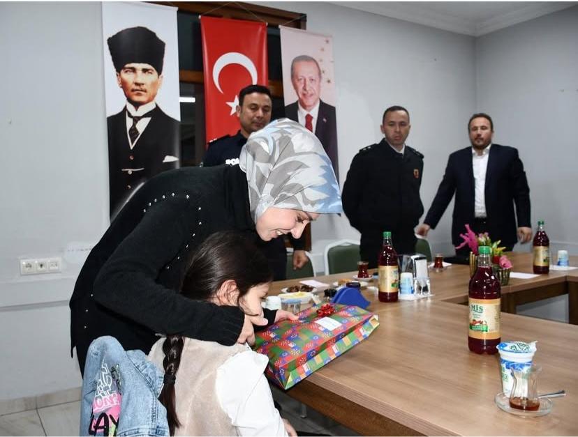 Kaymakamımız Sayın Betül BÜYÜKKILIÇ, İlçemizde Emanetimiz Olan Çocuklarımız ve Kıymetli Aileleriyle İftar Sofrasında Bir Araya Geldi.
