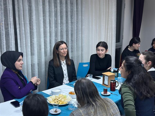 Kaymakamımız Sayın Betül BÜYÜKKILIÇ, Borçka Anadolu Lisesi Pansiyonunda Kalan Öğrencilerimizle İftar Sofrasında Bir Araya Geldi.
